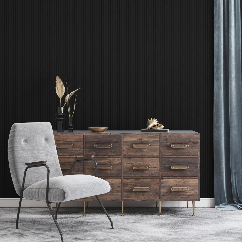 Модерен интериор с SoftTouch MDF ламперия за стена APM502 в черен цвят, съчетана с дървен скрин и стилно кресло за елегантен завършек.