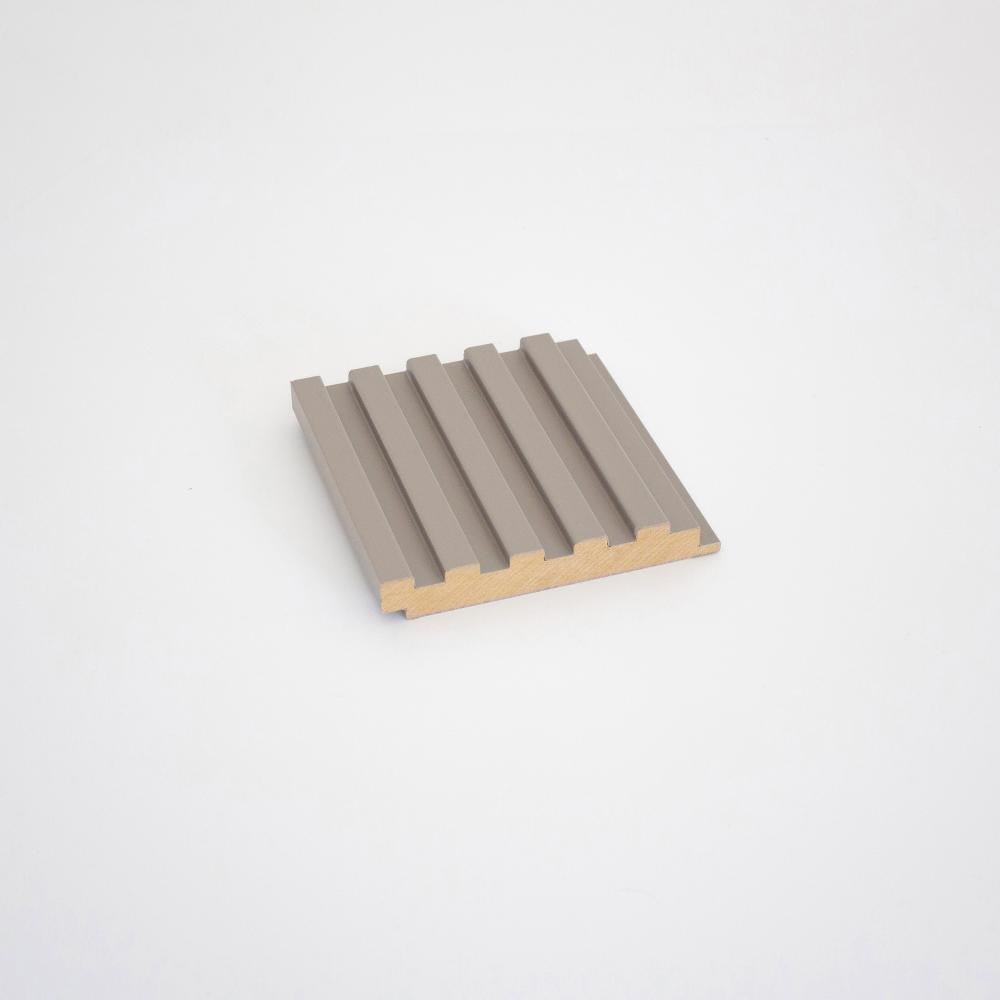 Страничен изглед на SoftTouch MDF ламперия за стена APM505 с равномерно разположени ребра и стилен сив матов финиш.
