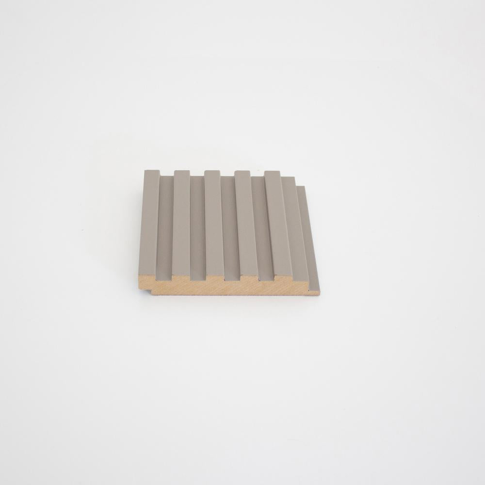 Вертикален изглед на SoftTouch MDF ламперия за стена APM505 с бежова гладка повърхност, подходяща за съвременни интериорни решения.