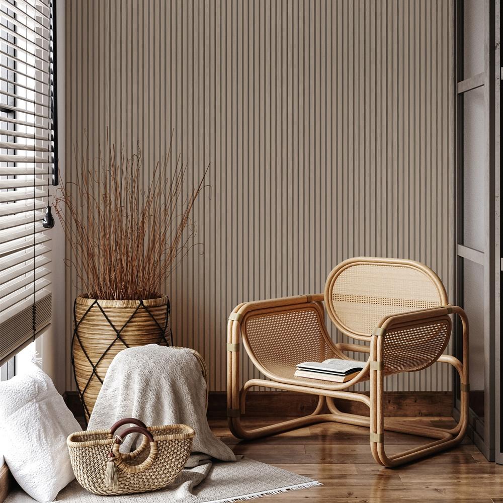 Уютен кът за почивка с ратаново кресло и SoftTouch MDF ламперия за стена APM505 с естествен дървесен ефект.