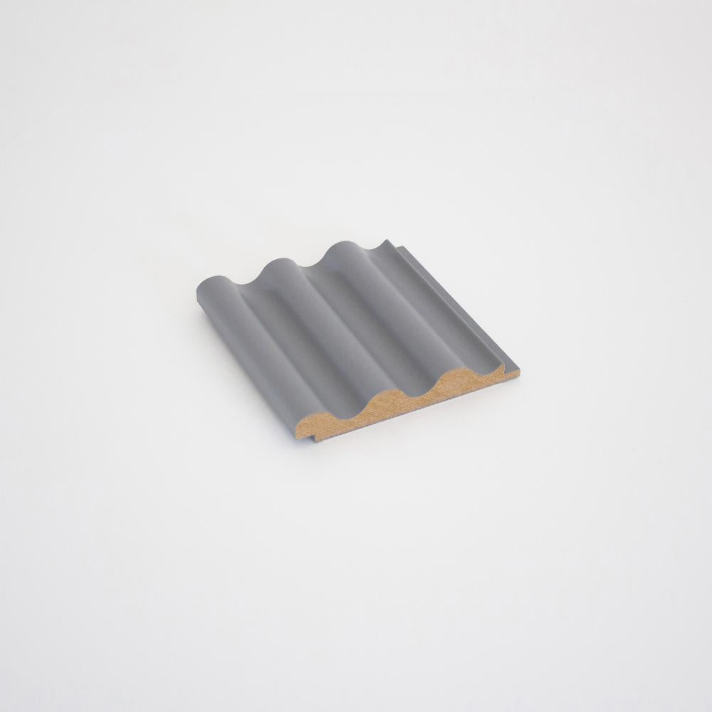 Изглед на SoftTouch MDF ламперия за стена APM905, показващ качествената изработка и равномерния вълнообразен профил.