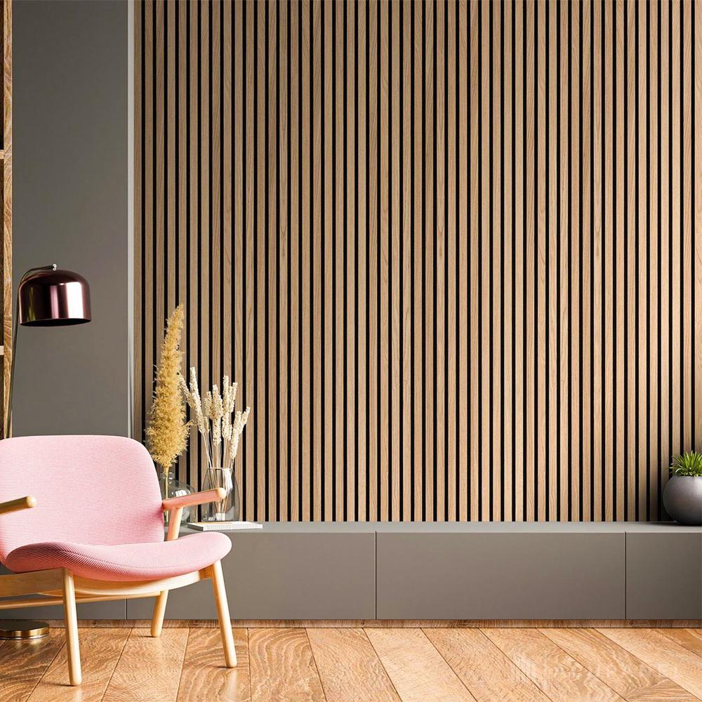 Стая с минималистичен интериор и стенна облицовка от акустичен MDF панел APA312 в светъл дървесен финиш за подобряване на акустиката и елегантността.