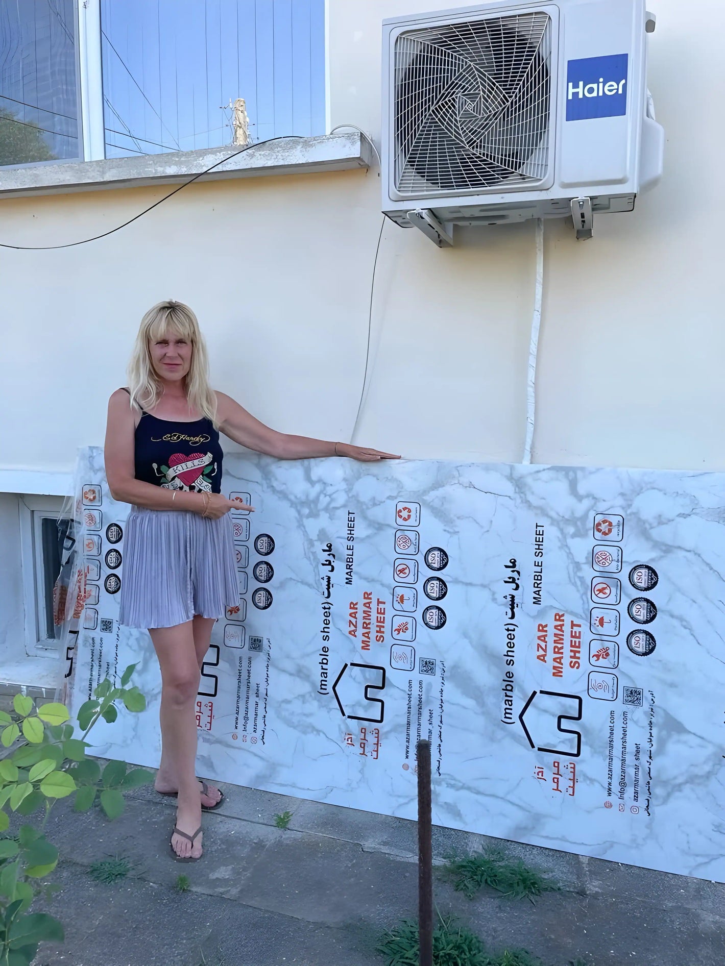 Печелившата на първата томбола от Екопанел България позира с наградата си.